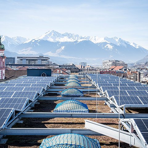 PV-Anlage auf Flachdach mit Blick über Innsbruck