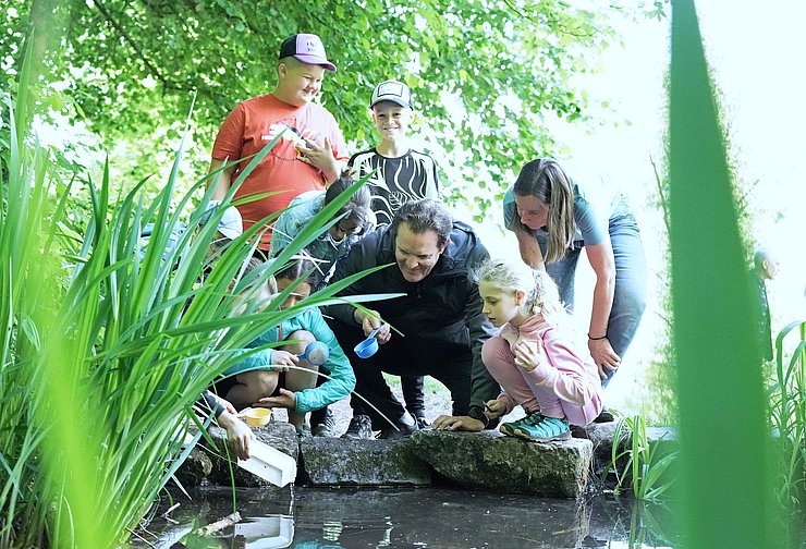 René Zumtobel mit den SchülerInnen beim Teich