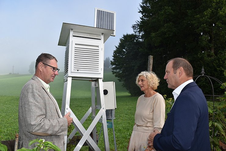 Klaus Niedertscheider, Angelika Leoni und Josef Geisler stehen vor der Messstelle und reden miteinander.