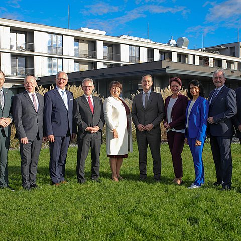 (v.l.): Bundesratspräsident Franz Ebner, LT-Präsident Max Hiegelsberger (OÖ), LT-Präsident Reinhard Rohr (Kärnten), LT-Präsident Ernst Woller (Wien), LT-Präsidentin Manuela Khom (Stmk.), Vorsitzender LT-Präsident Robert Hergovich (Burgenland), LT-Präsidentin Sonja Ledl-Rossmann (Tirol), LT-Präsidentin Muhterem Aras (Baden-Württemberg), LT-Präsident Karl Wilfing (NÖ) und LT-Präsident Arnold Schuler (Südtirol).