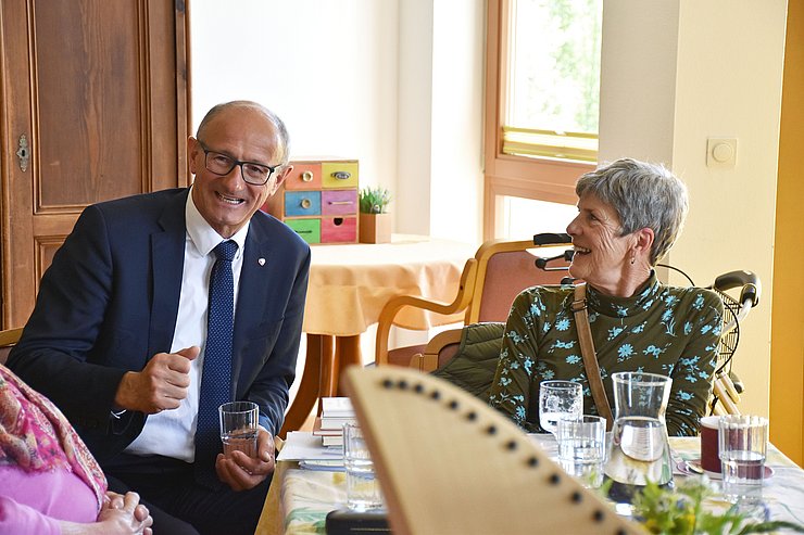 LH Mattle im Gespräch mit einer Bewohnerin