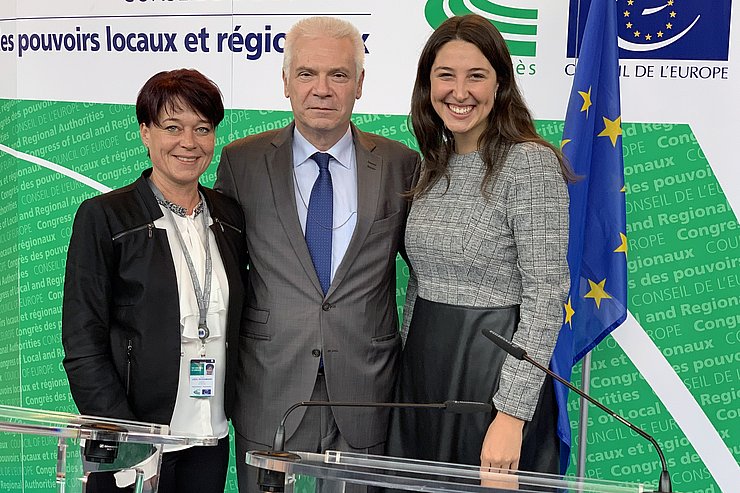 LTPin Sonja Ledl-Rossmann mit Abge Sophia Kircher und Österreichs Ständigem Vertreter im Europarat, Botschafter Gerhard Jandl.