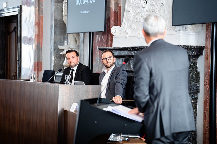 © Tiroler Landtag/Christanell Ausschussvorsitzender Benedikt Lentsch (li.) und sein Stellvertreter Sebastian Kolland folgten den Ausführungen von LH Kompatscher.
