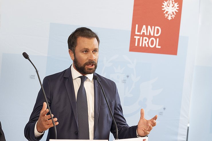 LHStv Georg Dornauer bei der Pressekonferenz im Anschluss an die Klausur.