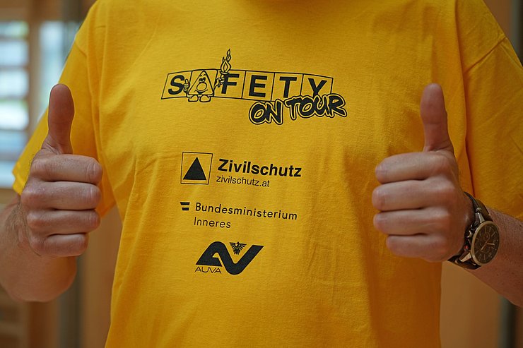 © Land Tirol/Reiter Ein Mann hebt beide Daumen nach oben.