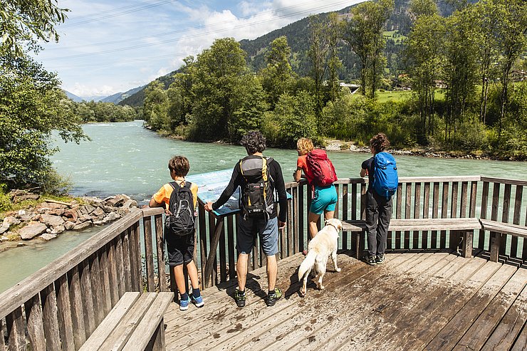 Foto von Familie auf Iseltrail neben dem Fluss stehend