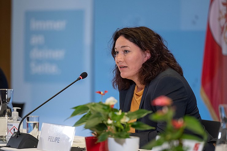 © Land Tirol/G.Berger LHStvin Ingrid Felipe: „Die Menschen und Unternehmen in unserem Land sollen jetzt unterstützt werden, um die Krise nachhaltig zu überwinden, wieder in Beschäftigung zu kommen und sich weiterzuentwickeln – denn wir wollen auch aus der Krise lernen und uns in manchen Bereichen neu erfinden.“