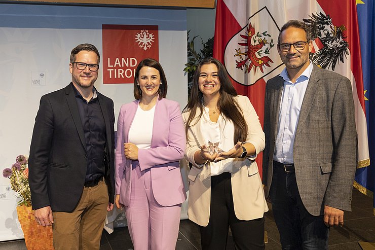 © Land Tirol/Die Fotografen V. li. Klaus Rainer (Vizepräsident Arbeiterkammer Tirol), Arbeits- und Jugendlandesrätin Astrid Mair, "Lehrling des Jahres 2022" Elena Gremer und Christoph Walser (Wirtschaftskammer Tirol).