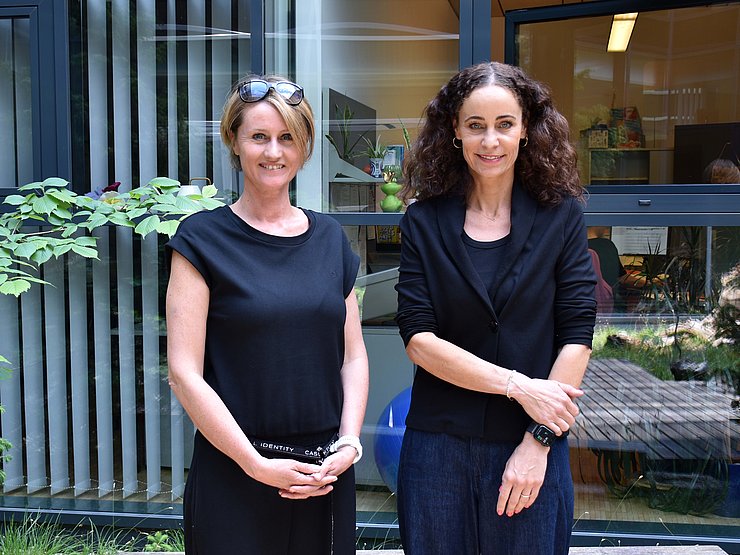 BH und LRin stehen nebeneinander im Innenhof der Bezirkshauptmann