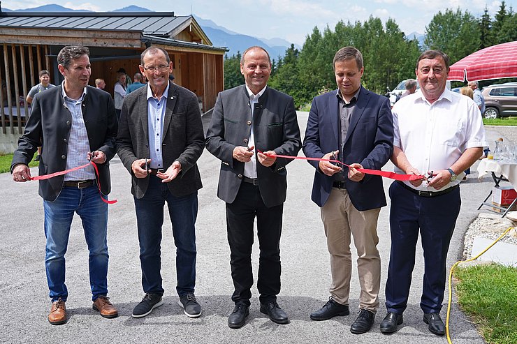 Jürgen Haberl, Vizebürgermeister Max Egger (Gemeinde Bad Häring), LHStv Josef Geisler, Franz Bramböck und Vizebürgermeister Franz Seil (Gemeinde Kirchbichl) stehen nebeneinander und schneiden symbolisch ein Band durch.