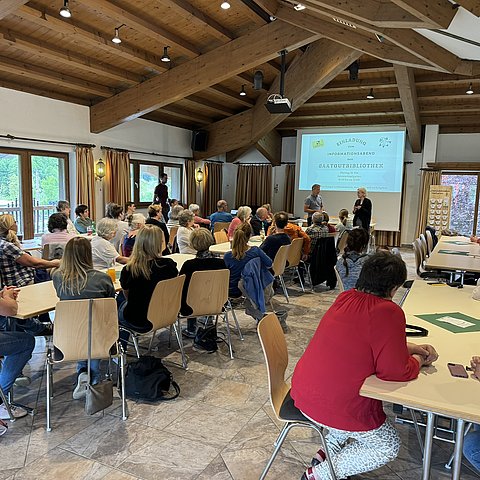 Nicht nur Bücher, sondern auch Samen kann man im Tiroler Unterland ausleihen. Wie das funktioniert wurde bei Workshops, wie hier in Hopfgarten, vorgestellt.