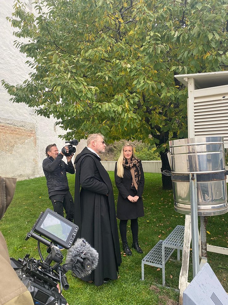 © Euregio Personen stehen vor Wetterstation, Kamera zu sehen