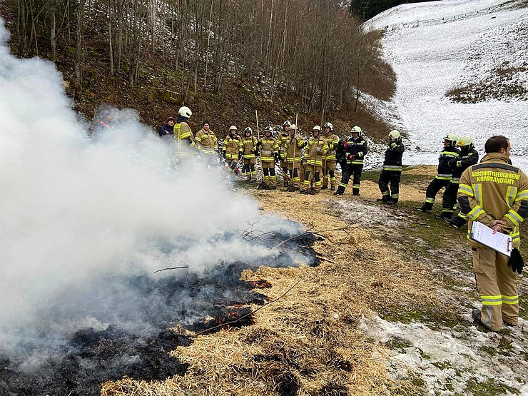 © Feuerwehr Kaunertal Feuerwehrleute bei einem Waldbrand