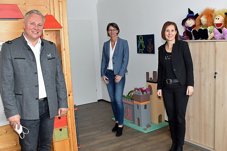 v.r.: LRin Gabriele Fischer, GF Petra Sansone und Bgm. Stefan Weirather präsentieren die neuen Räumlichkeiten des Kinderschutzzentrums in Imst.