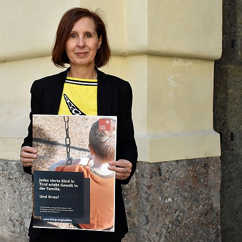 Die für die Kinder- und Jugendhilfe zuständige Landesrätin Gabriele Fischer präsentiert die Sensibilisierungskampagne gegen Gewalt an Kindern und Jugendlichen.