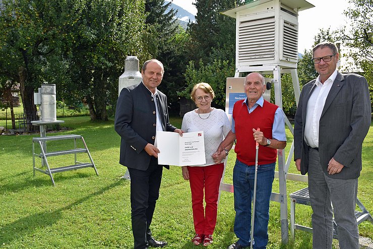 © Land Tirol Gruppenfoto vor Messstation