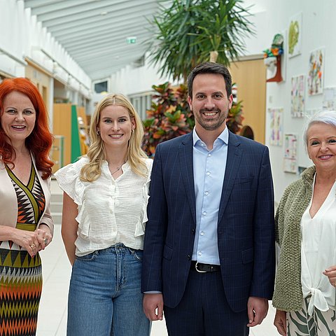(v.li.) LRin Cornelia Hagele, Kindergartenleiterin Magdalena Lechner, BM Christoph Wiederkehr, 2. Vize-Bürgermeisterin Kufstein Brigitta Klein
