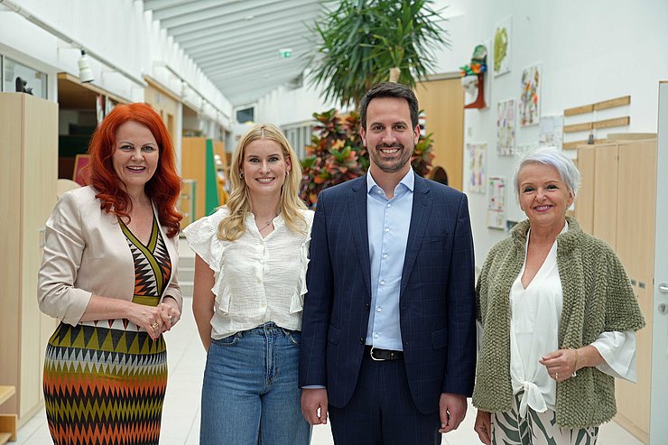 (v.li.) LRin Cornelia Hagele, Kindergartenleiterin Magdalena Lechner, BM Christoph Wiederkehr, 2. Vize-Bürgermeisterin Kufstein Brigitta Klein