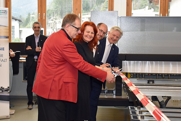 Hansjörg Felder, Cornelia Hagele, Mario Gerber und Christian Margreiter schneiden das Band durch
