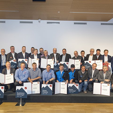 Gruppenfoto aller Geehrten mit den Skigütesiegeln in der Hand