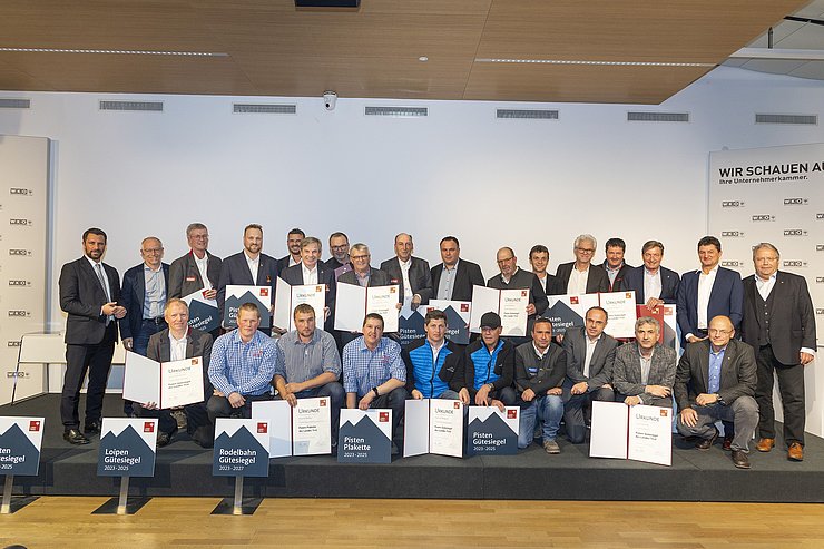 Gruppenfoto aller Geehrten mit den Skigütesiegeln in der Hand