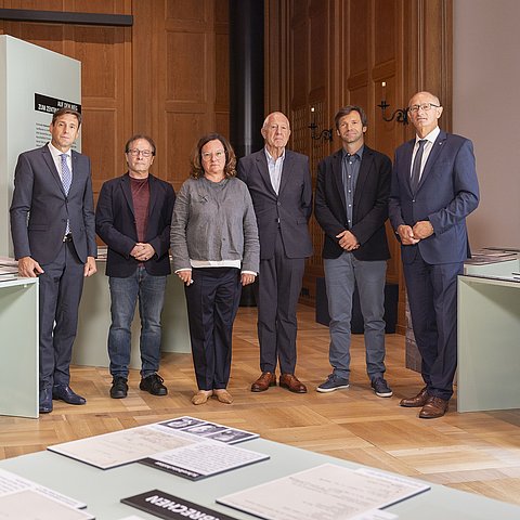 (v.re.): LH Anton Mattle, Kurator Christian Mathies, Günter Lieder (Präsident der Isrealitischen Kultusgemeinde Tirol und Vorarlberg), Kuratorin Hilde Strobl, Autor Horst Schreiber und Landesamtsdirektor Herbert Forster.