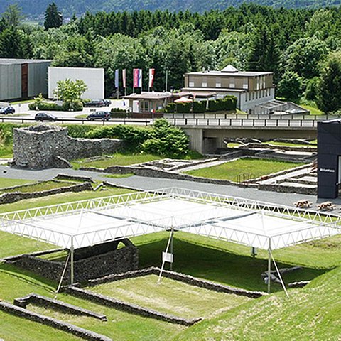 Blick auf das Haupttor der Stadtmauern von Aguntum