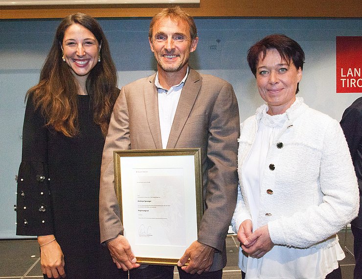 Landtagspräsidentin Sonja Ledl-Rossmann (re.) und Vizepräsidentin Sophia Kircher gratulierten Andreas Sprenger zur Auszeichnung.