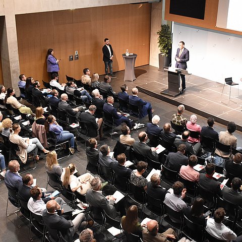 Übersichtsfoto der Veranstaltung von oben.