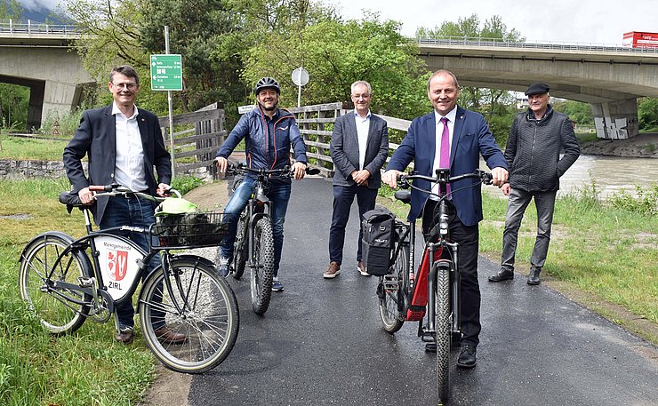 © Land Tirol/Enstrasser-Müller Von Völs bis Zirl durchgehend asphaltiert ist der Innradweg. Das freut (von links) Bürgermeister Thomas Öfner (Zirl), Vizebürgermeister Klaus Gritsch (Kematen), Bürgermeister Erich Ruetz (Völs), LHStv Josef Geisler und Innsbruck-Tourismus-Obmann Karl Gostner.