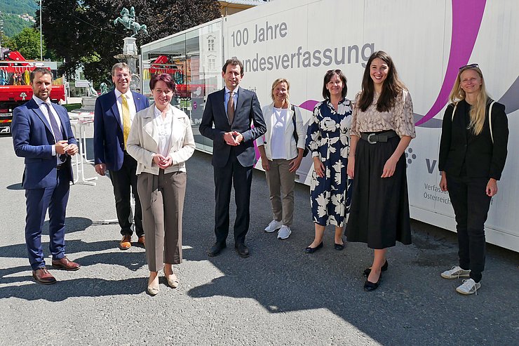 Die Mitglieder des Obleuterates nutzten die Gelegenheit, sich von Präsident Grabenwarter die Ausstellung erklären zu lassen.