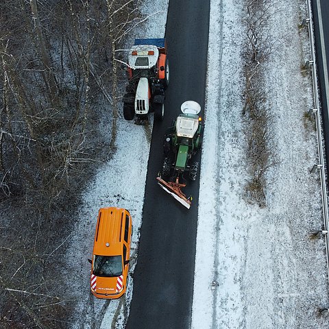 Luftaufnahme Schneepflug auf Radweg