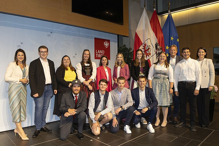 Gruppenbild mit den zwölf Lehrlingen des Monats aus dem Jahr 2023.