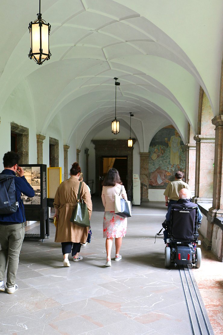 Kreuzgang - TeilnehmerInnen von hinten beim Gehen