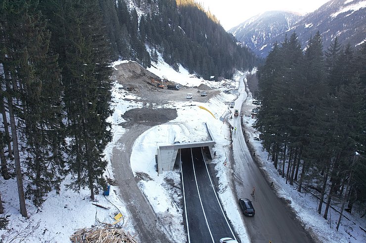 © Land Tirol Die neu gebaute Moosergrabengalerie schützt in Kombination mit entsprechenden Leitdämmen vor Lawinen.
