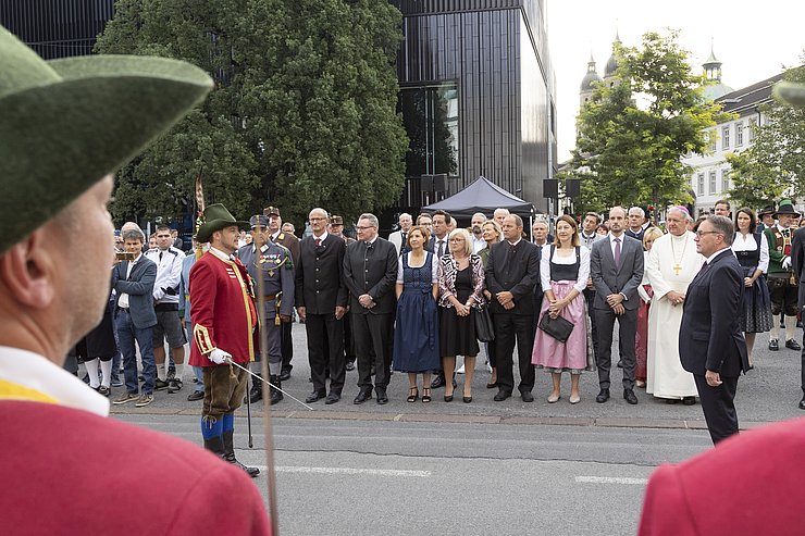 Landesüblicher Empfang vor der Innsbrucker Hofburg und dem Haus der Musik. 