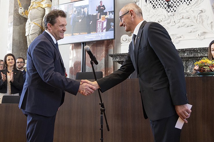 LH Mattle und LR Zumtobel schütteln sich die Hand.