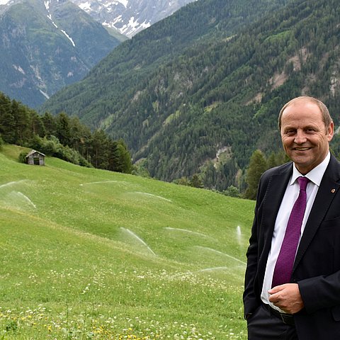 In den inneralpinen Trockenlagen haben Bewässerungen eine lange Tradition. Auf Initiative von LHStv Josef Geisler gibt es künftig einen Investitionsschuss von bis zu 70 Prozent für die Reaktivierung, Modernisierung und die Errichtung von effizienten Neuanlagen.