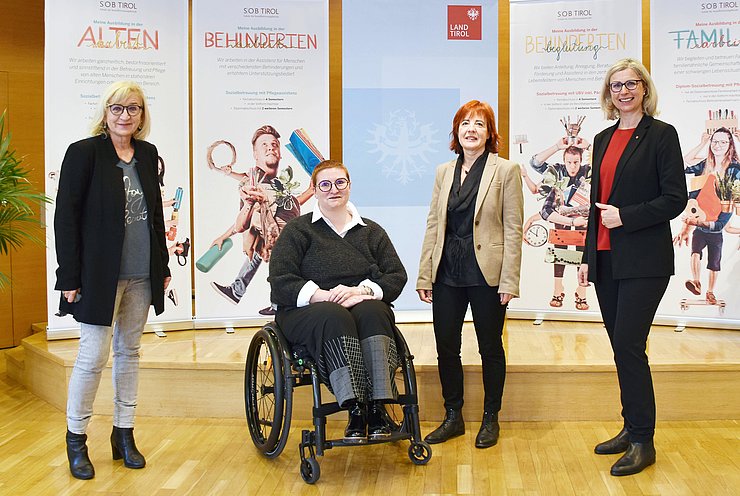 Im Bild Landesrätin Palfrader, Direktorin Elisabeth Rieder, Susanne Drewes-Einkemmer, Leiterin der Pflegeassistenzlehrgänge der SOB Tirol und Margit Führer, Abteilung Pflege des Landes 