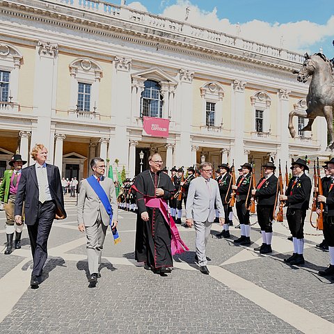 Personen im Gehen, seitelich Formation der Schützen