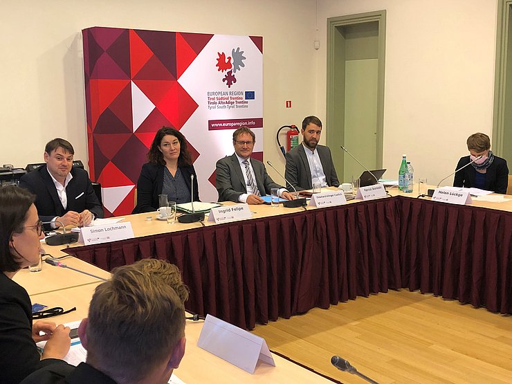 Die Sitzungs-TeilnehmerInnen im Halbkreis an ihren Plätzen