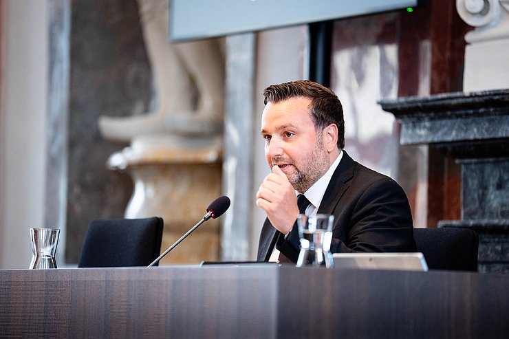 © Tiroler Landtag/Christanell Ausschussvorsitzender Benedikt Lentsch führte durch die Infoveranstaltung.
