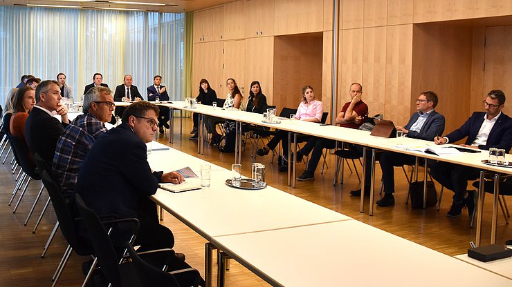 Besprechungstisch in U-Form 