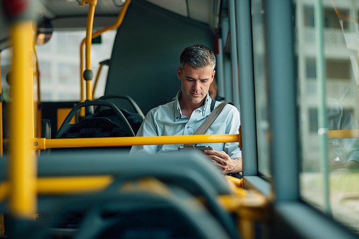 © Land Tirol/Shutterstock Ein Mann sitzt im Bus