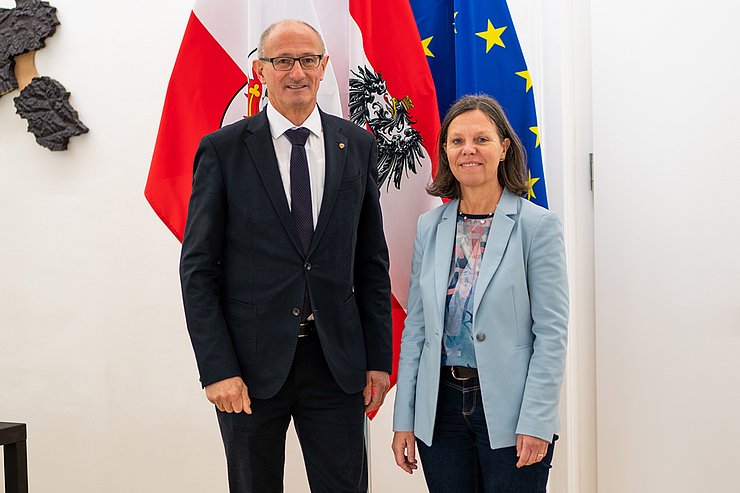 Personen stehen nebeneinander