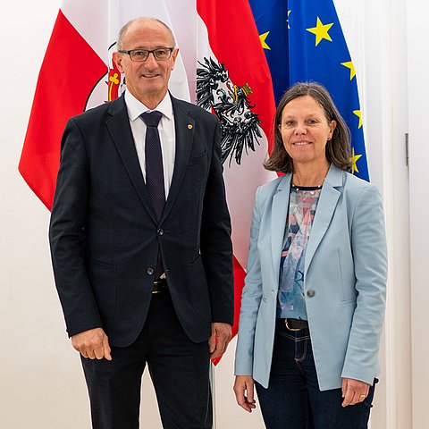 Personen stehen nebeneinander