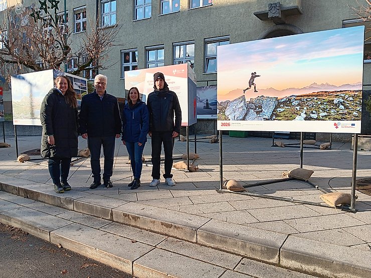 © Euregio/Gemeinde Jenbach Personen stehen nebeneinander