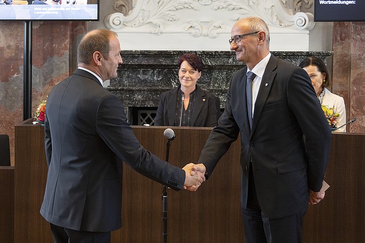LH Mattle und LHStv Geisler schütteln sich die Hand.