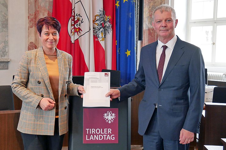 © Landtagsdirektion Tirol/Oswald LRH-Direktor Reinhard Krismer übergibt LTPin Sonja Ledl-Rossmann den Tätigkeitsbericht.