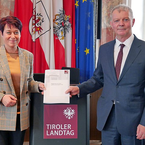 LRH-Direktor Reinhard Krismer übergibt LTPin Sonja Ledl-Rossmann den Tätigkeitsbericht.